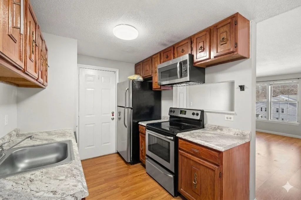 5 Thoreau Ct, Natick