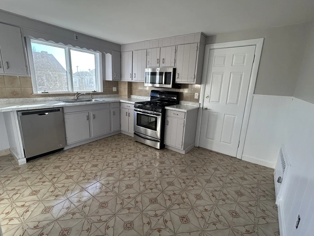 21-21a Carney St, Medford