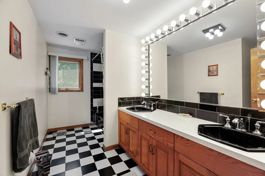 4 Crestview Ln, Milton