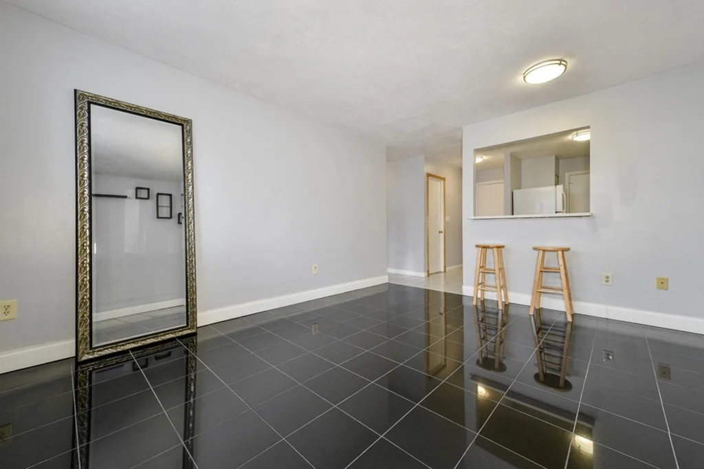 900 Governors Dr, Winthrop Center