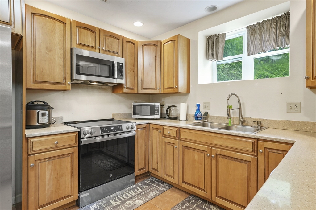 9 Gover Rd, Millbury