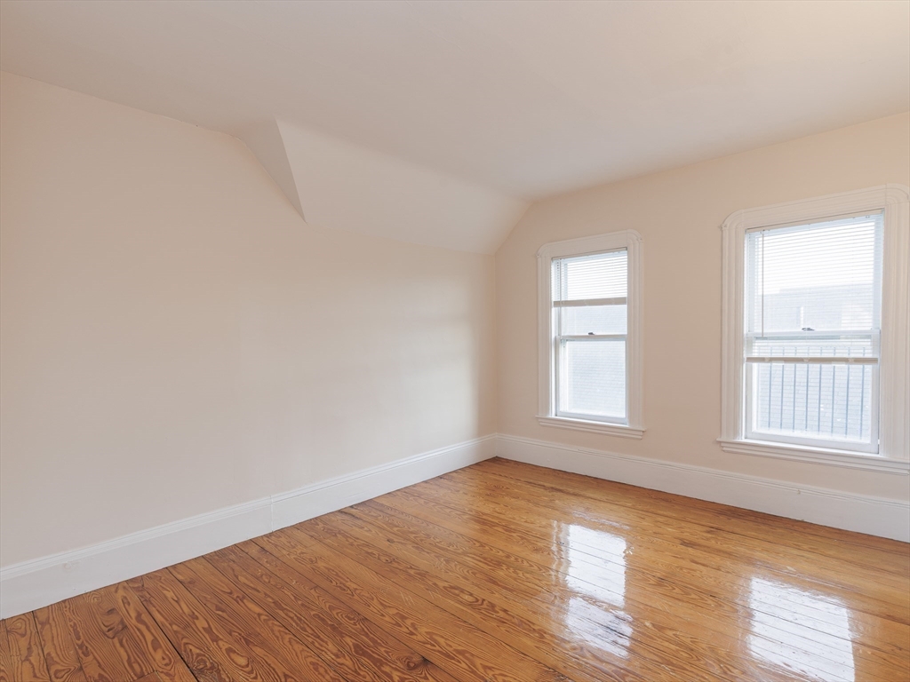 13 Oxford Ave, Belmont