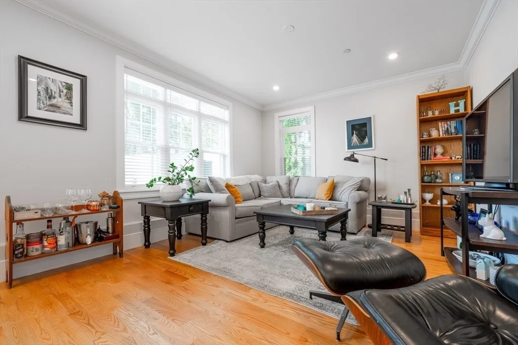 315 College Farm Rd, Waltham