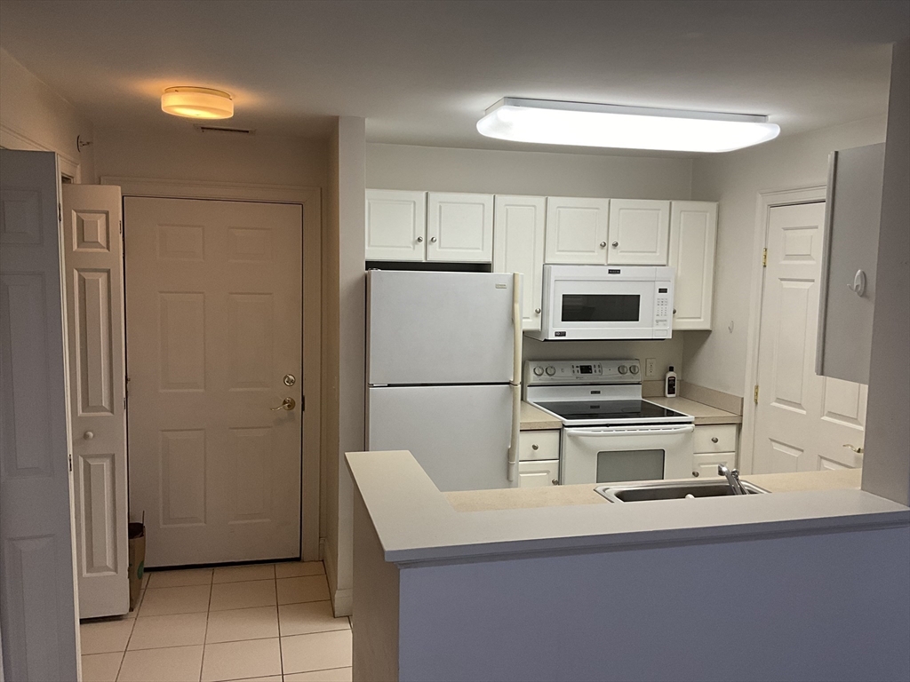 1 Millbrook Ln, Wakefield