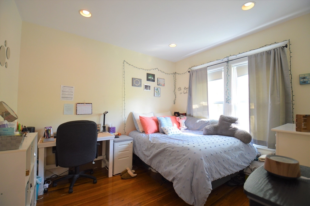 14 Breck Ave, Oak Square