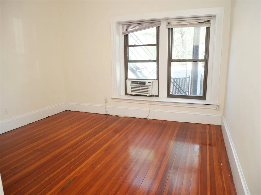 1386 Beacon St, North Brookline