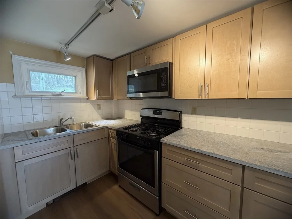 79 N Main St, North Bellingham