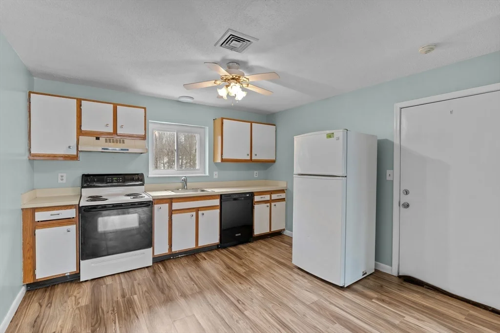 5455 N Main St, Fall River