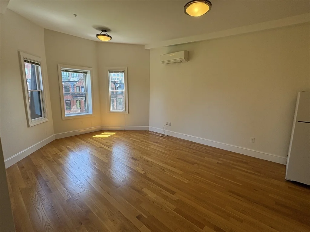 211 Newbury St, Back Bay