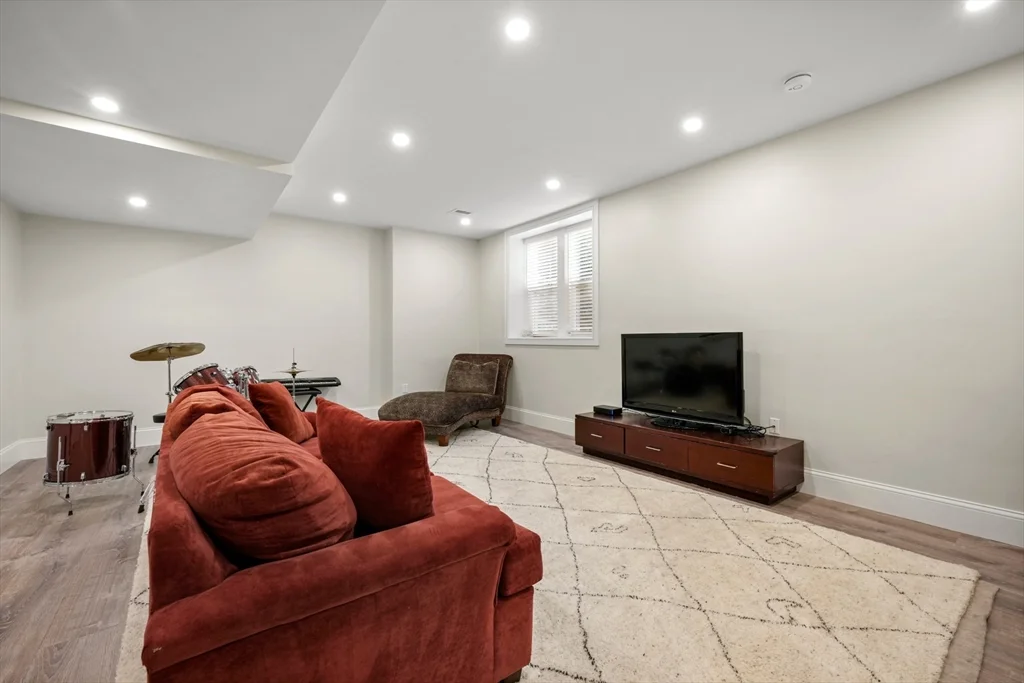99 Crafts St, Newtonville