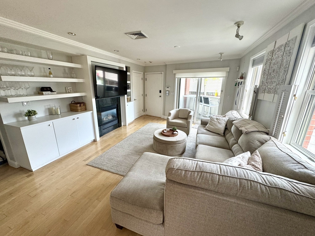 560 Commercial St, North End