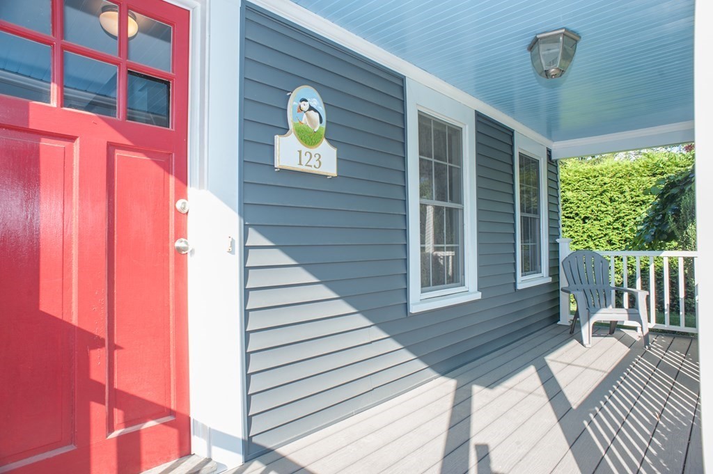 123 N Main St, Uxbridge