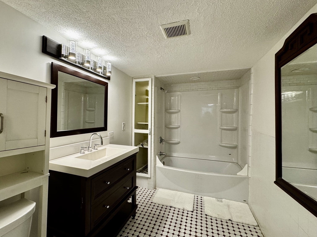 319 Washington St, The Port