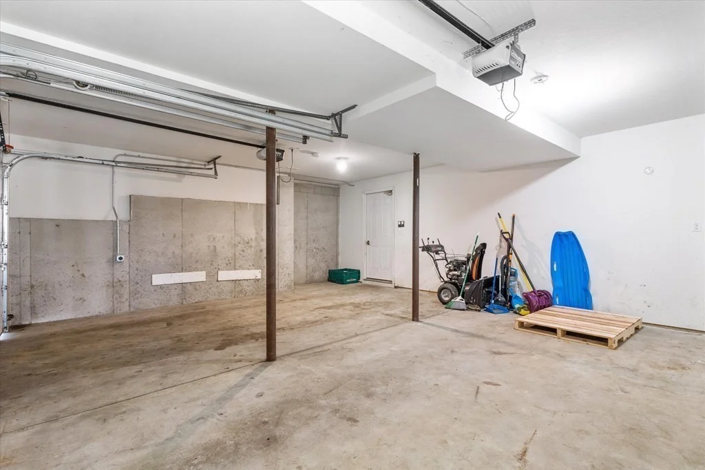 19 Benjamin Ln, Reading