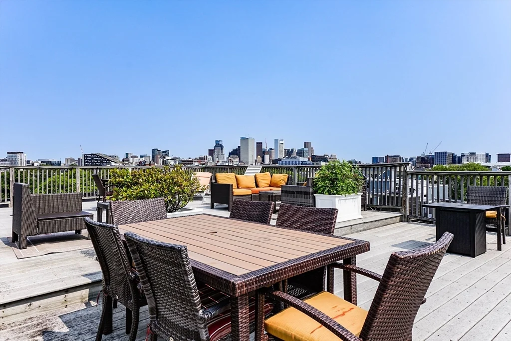 120 W 7th St, South Boston