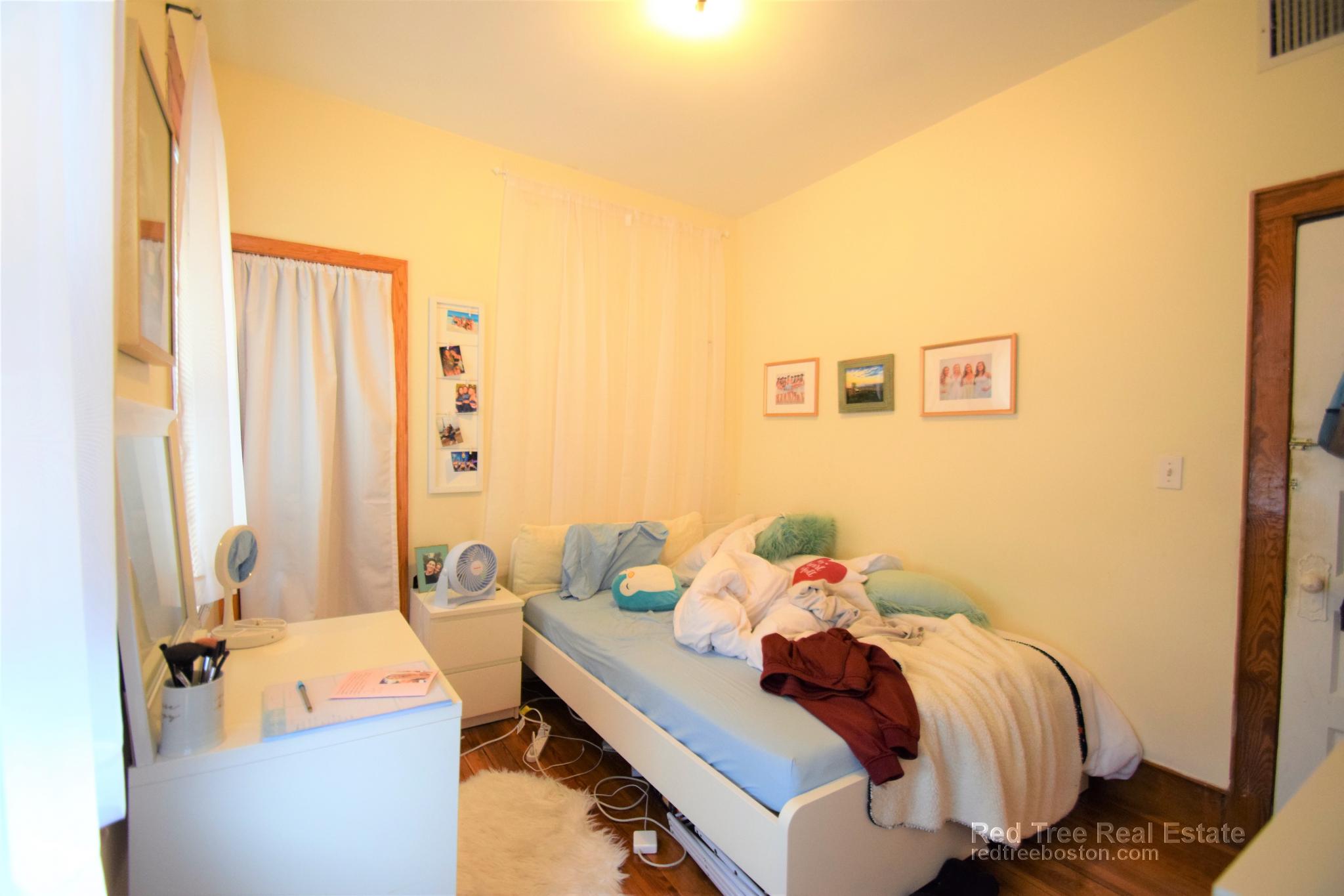 346 Faneuil St, Oak Square