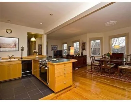 18 Sunset St, Mission Hill