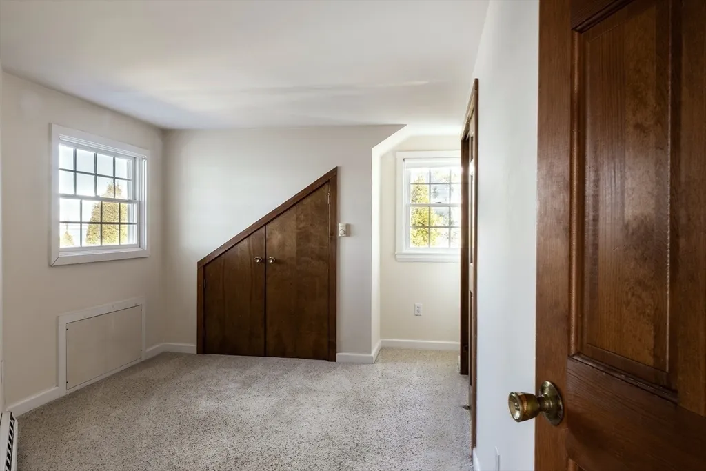 33 Eagle Hill Rd, Great Neck