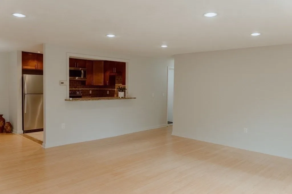 16 Williamsburg Ct, Shrewsbury