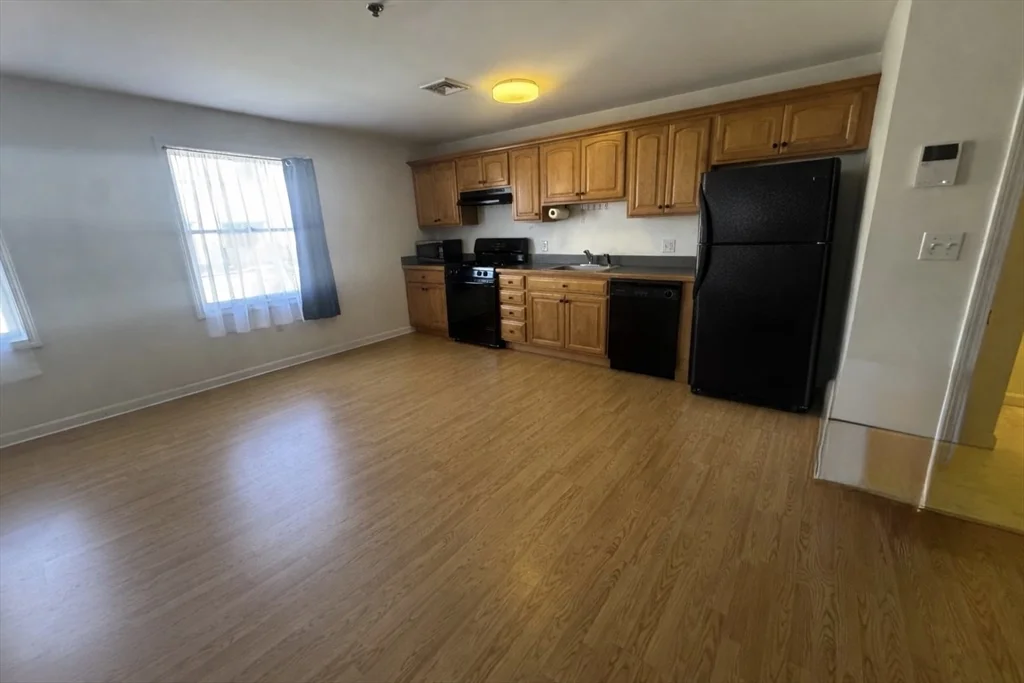 145 Union St, Center