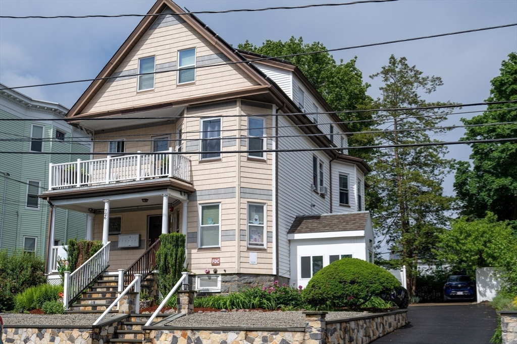 726 Metropolitan Ave, Hyde Park