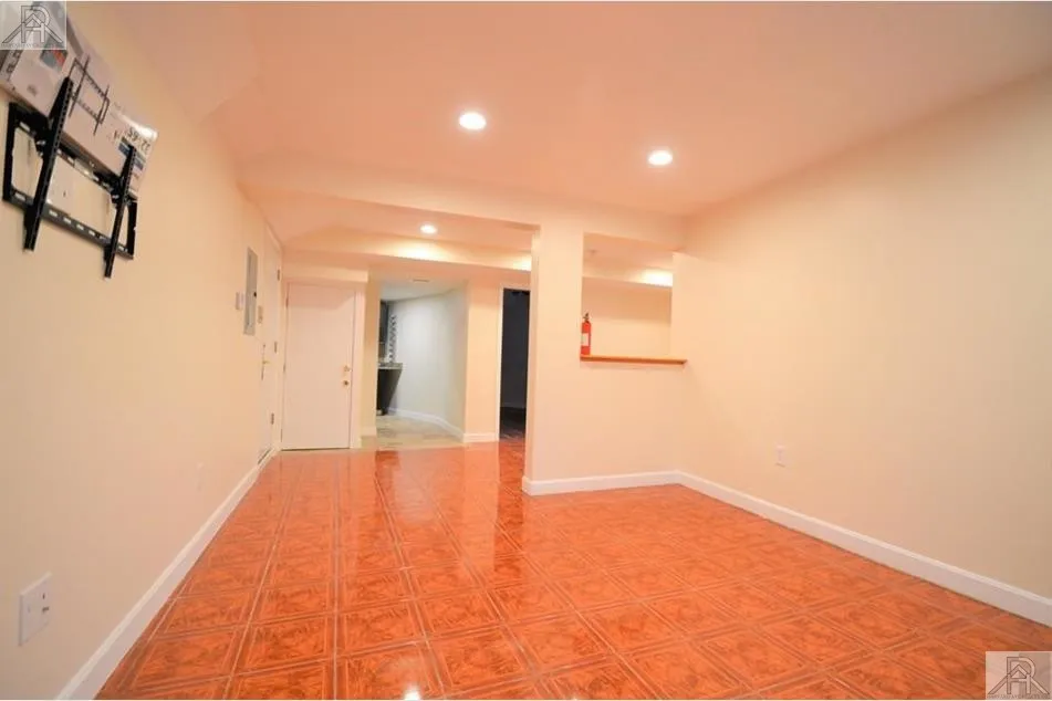 73 Thatcher St, North Brookline