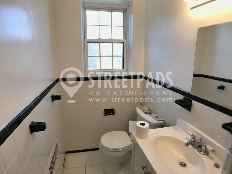 1129 Beacon St, Longwood