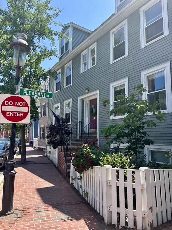 7 Pleasant St, Charlestown