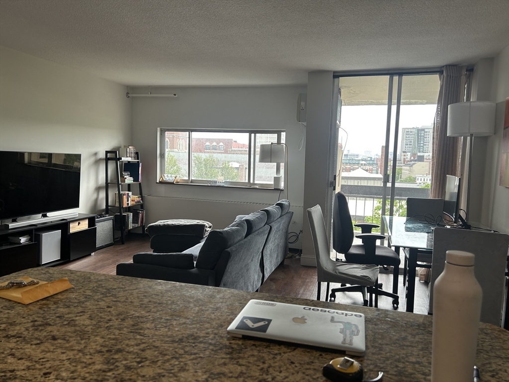 872 Massachusetts Ave, Riverside