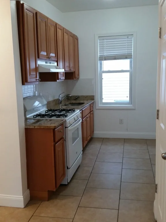 522 Saratoga St, East Boston