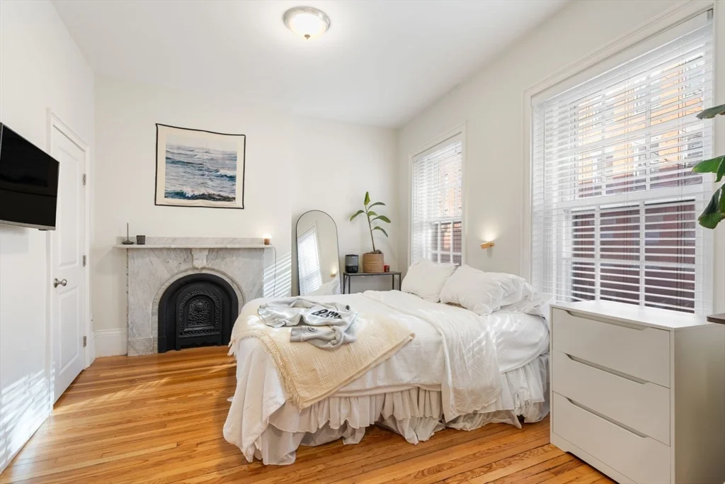 62 West Cedar St, Beacon Hill