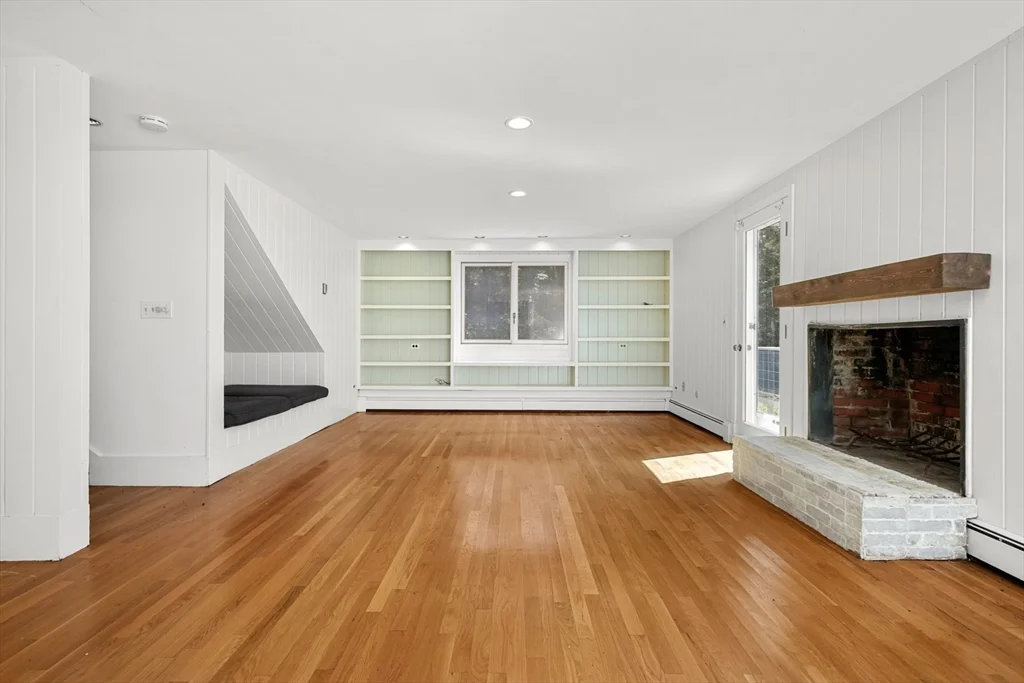 188 Country Dr, Weston