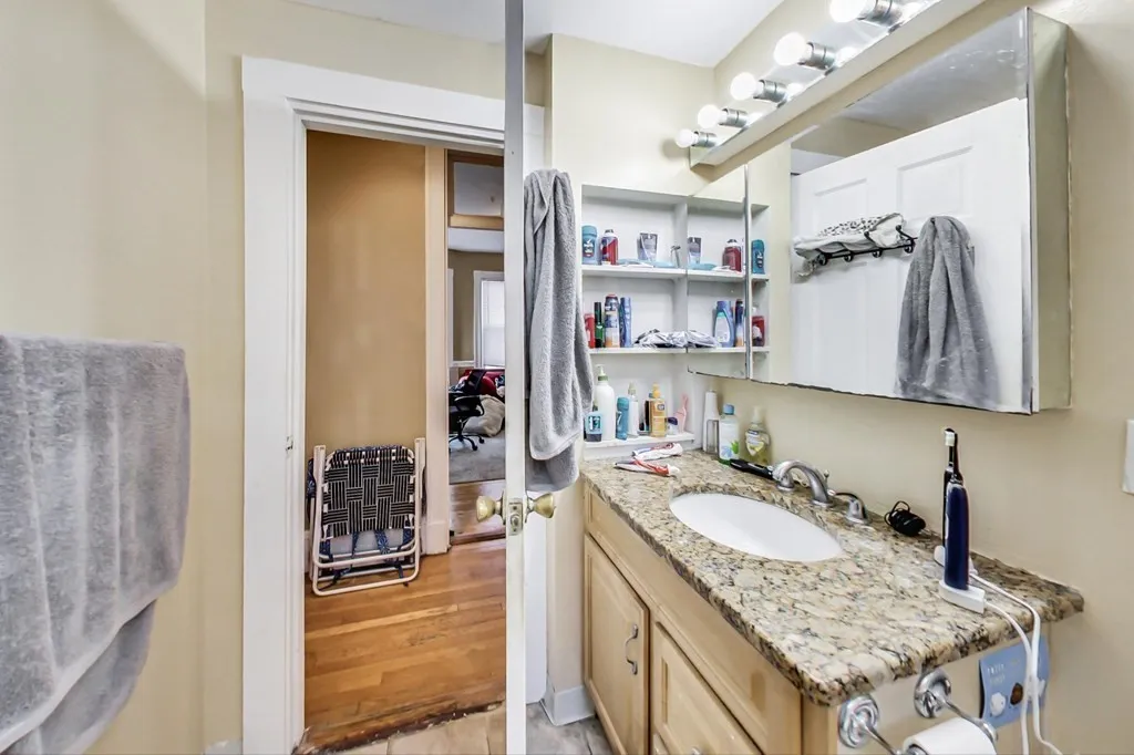 47 Hillside St, Mission Hill