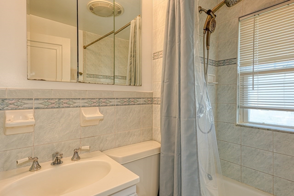 85 Roosevelt Rd, Medford