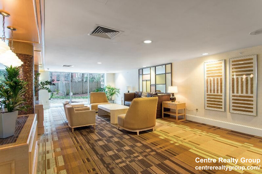 101 Monmouth St, Longwood