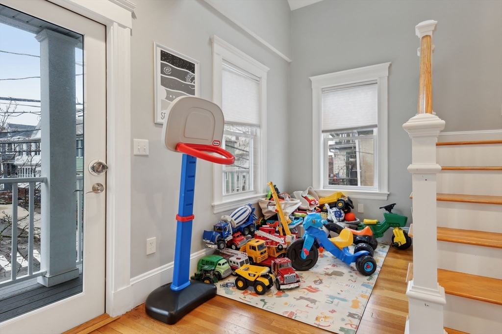 18 Hamilton Rd, Somerville