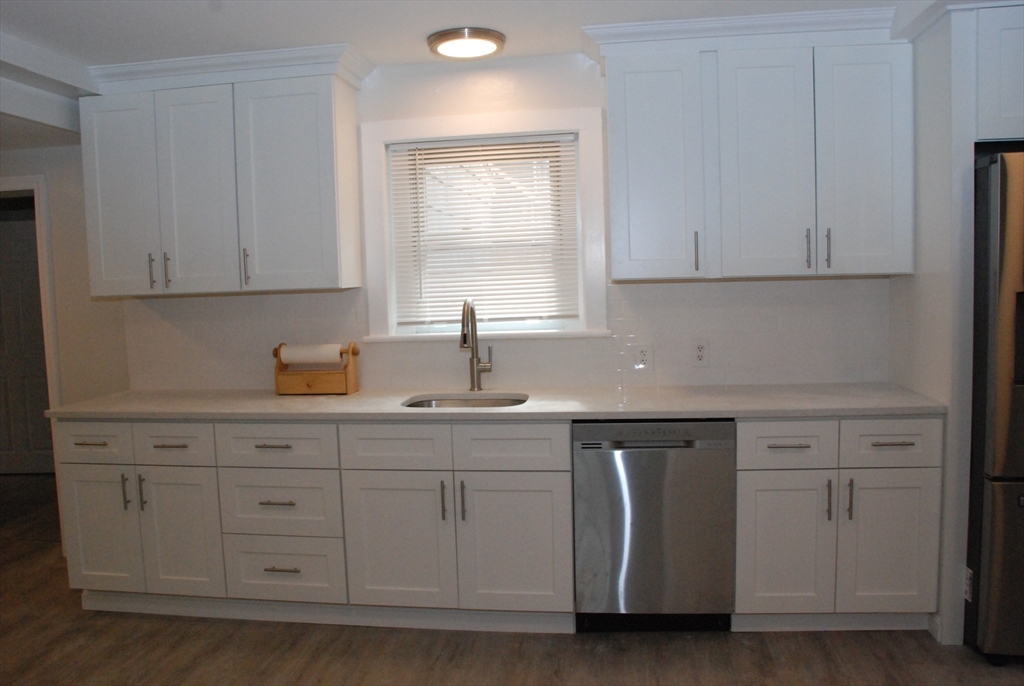 8 Sunset Rd, Wayland