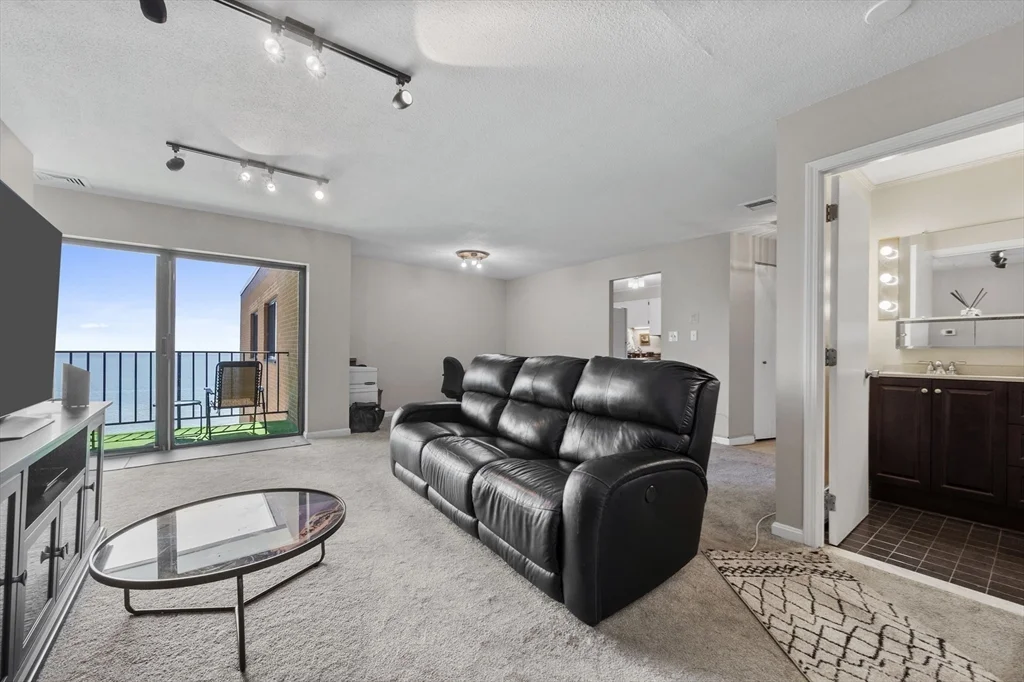 295 Lynn Shore Dr, Diamond District