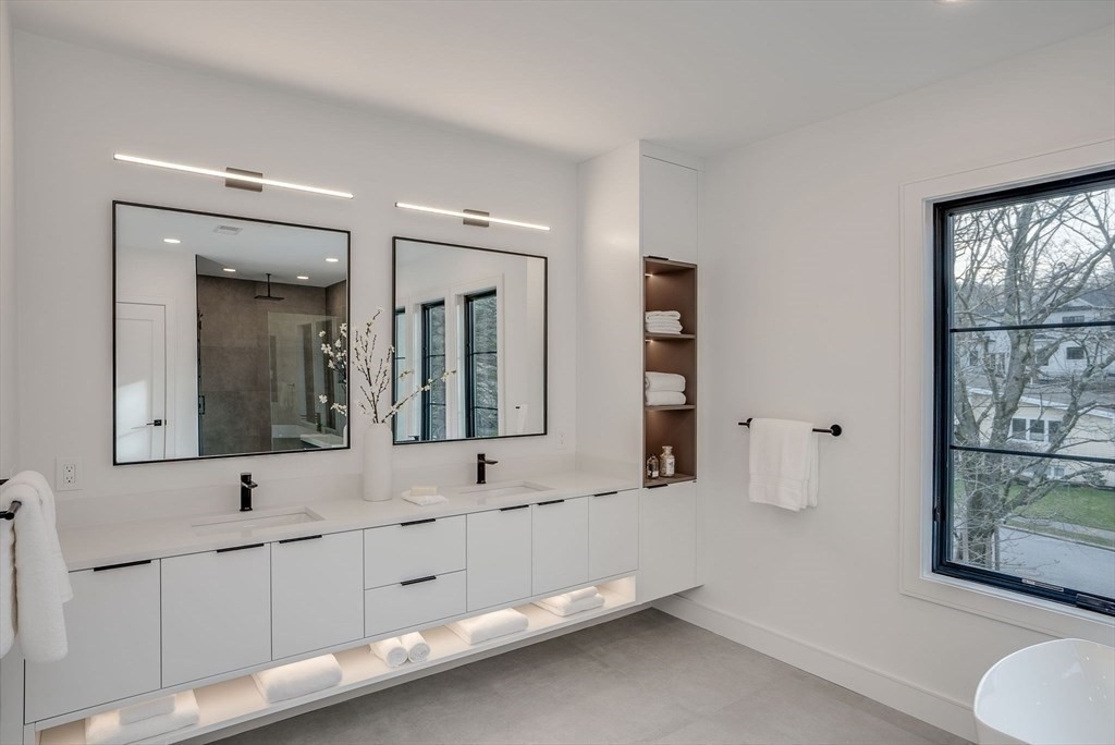 71 Harwich Rd, Chestnut Hill