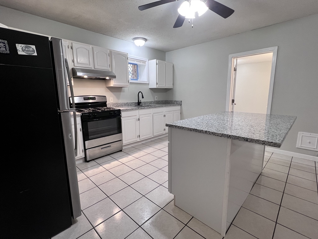 991 County St, Fall River