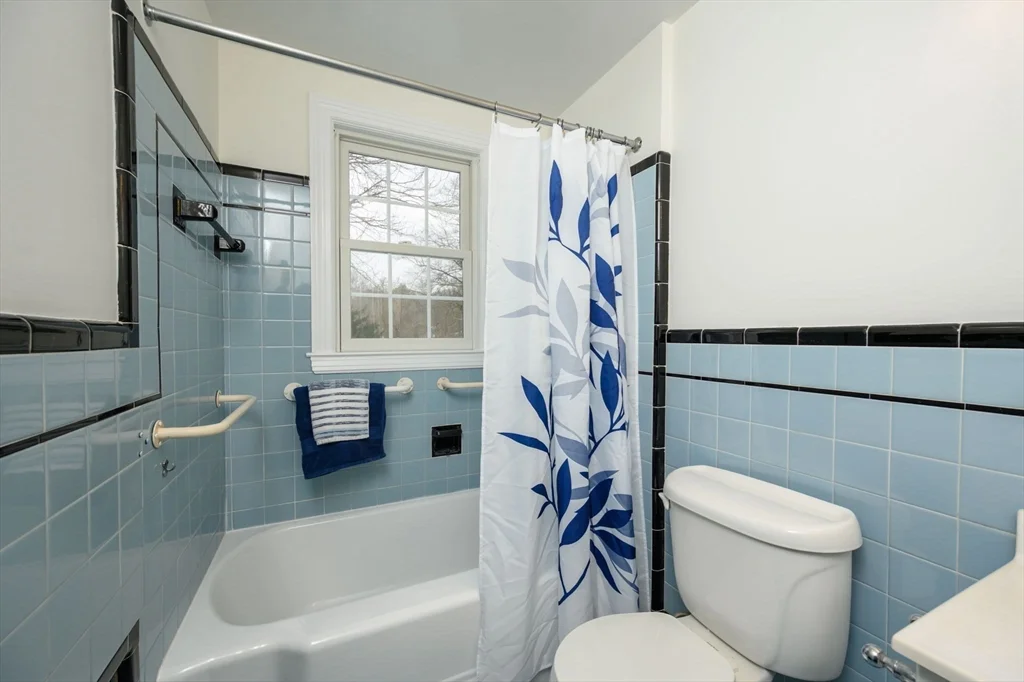 25 Bayberry Ln, Cohasset