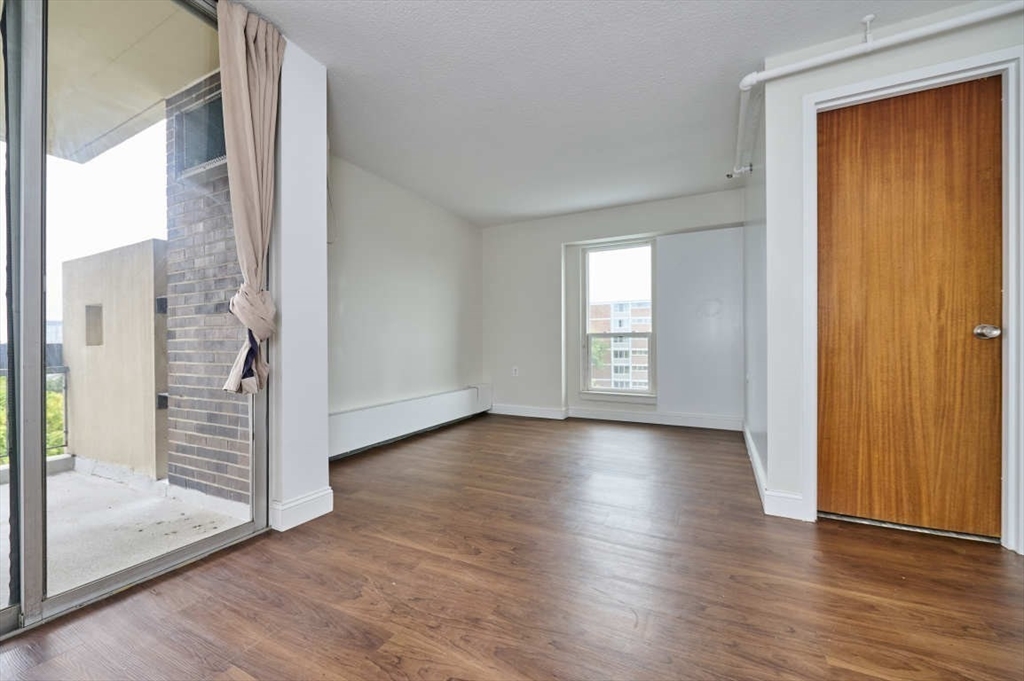 872 Massachusetts Ave, Riverside