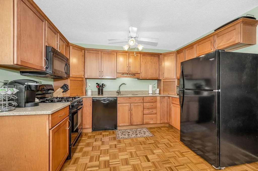 124 Tennis Plaza Rd, Dracut