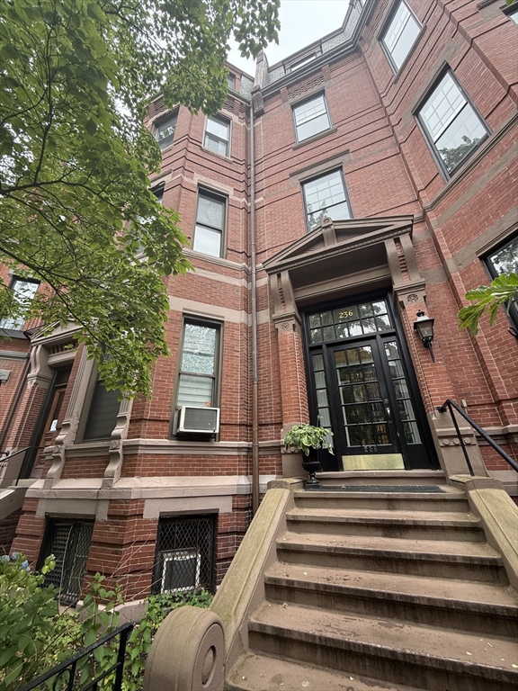 236 Marlborough St, Back Bay