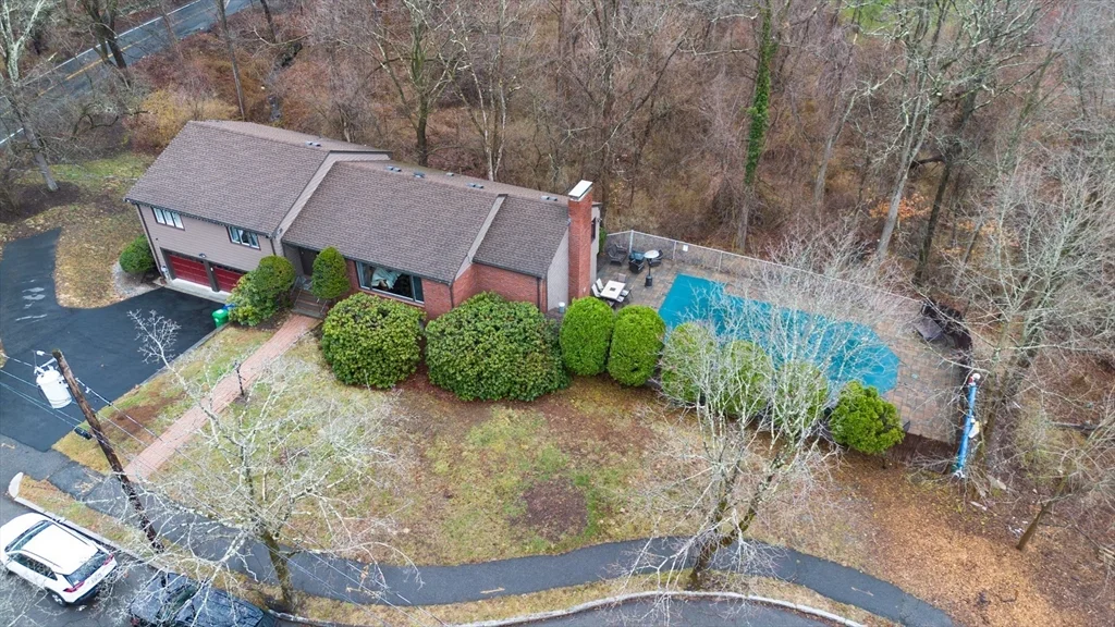 10 Stonewood Dr, Newton