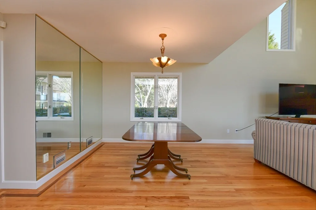 4 Bittersweet Ln, Buzzards Bay