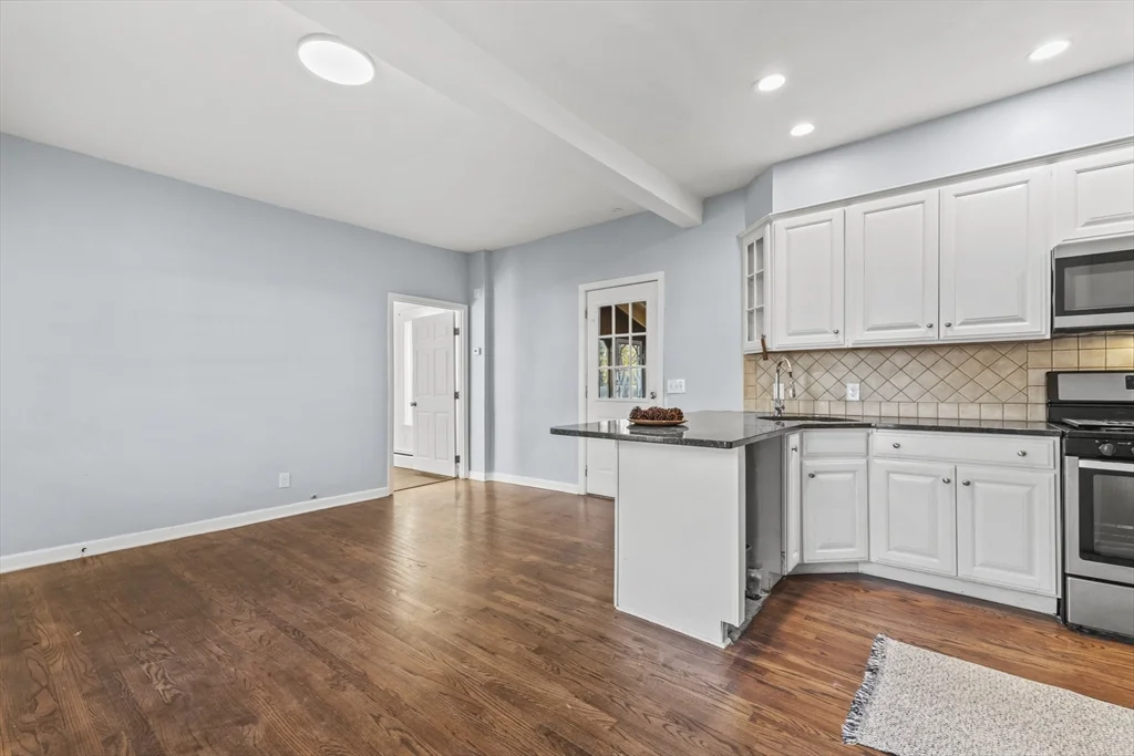 1142 Washington St, Whitman