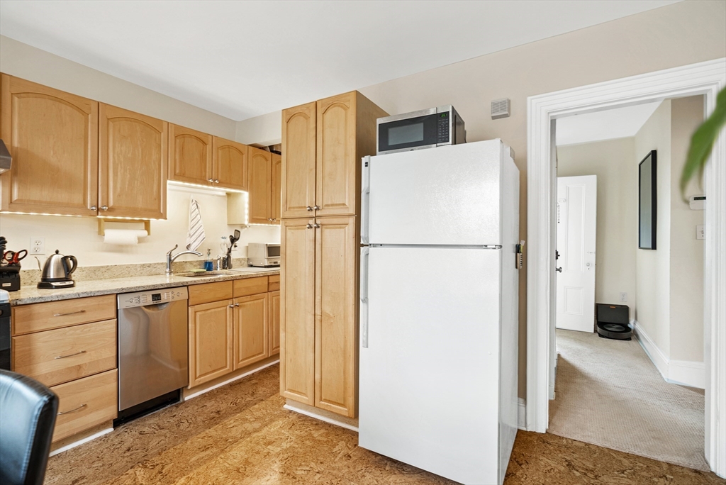 37 Putnam Ave, Riverside