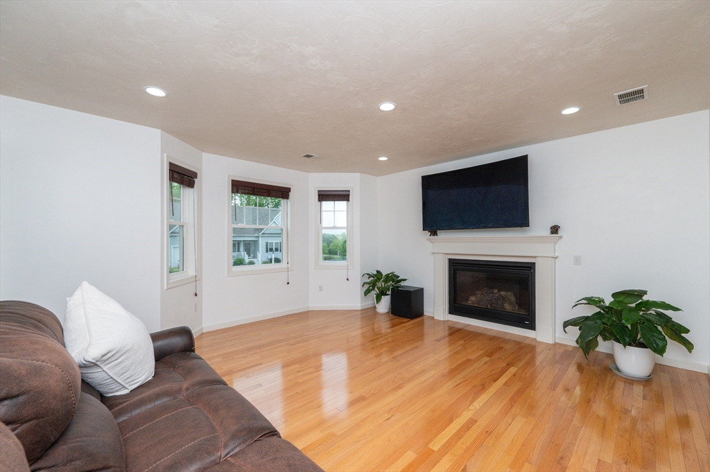 7 Willow Brook Ln, Blackstone