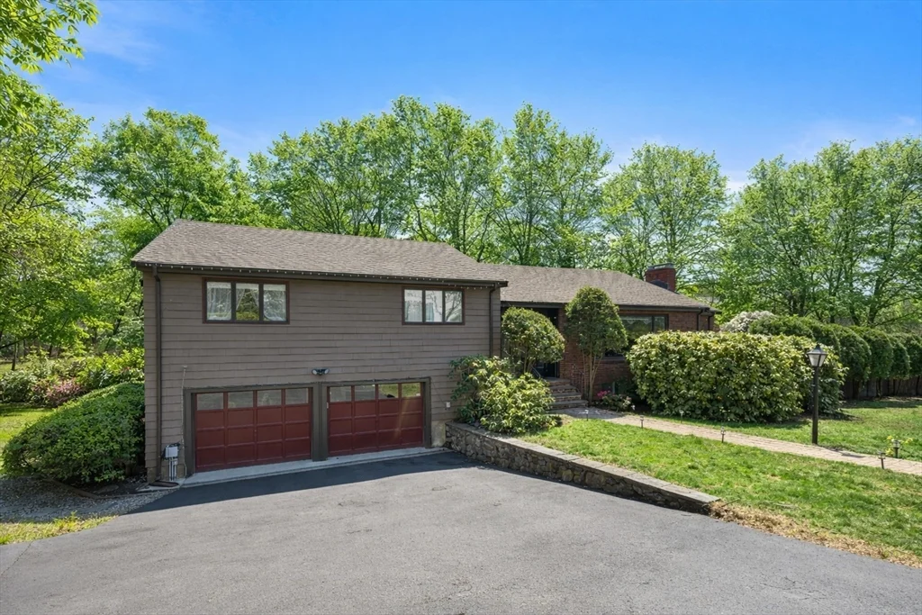 10 Stonewood Dr, Newton